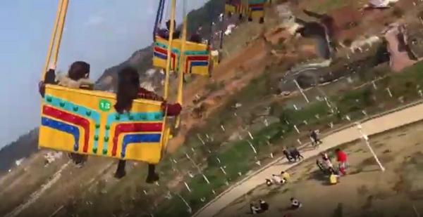 Panică într-un parc de distracții, după ce roata unui carusel în mișcare s-a desprins. Imagini de groază filmate în China