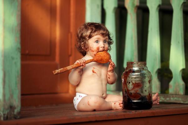 Reacţia spumoasă a unui bebeluş din Marea Britanie, atunci când gustă ciocolata pentru prima dată