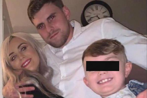 Ashleigh, alături de iubitul şi fiul lor