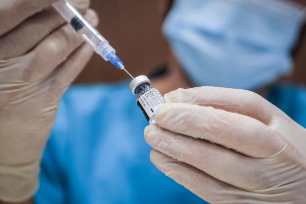 Aproximativ 3.500 de români s-au infectat cu noul coronavirus după prima doză de vaccin. Ce urmează să se întâmple cu ei