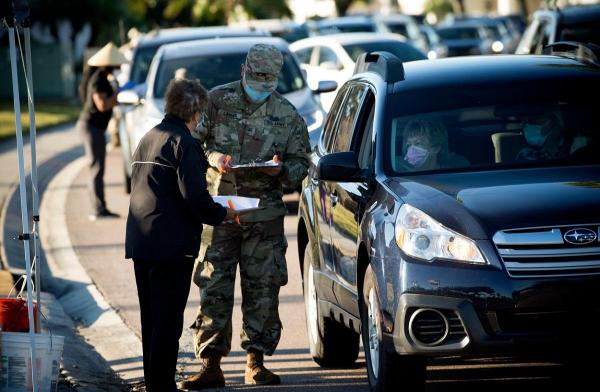 Control eligibilitate vaccin lângă maşină