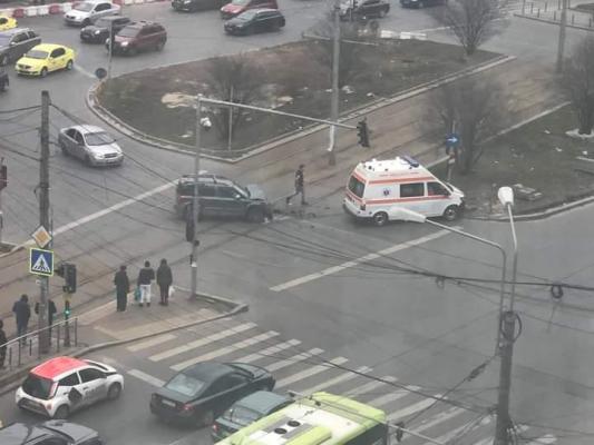 O asistentă rănită, după ce ambulanţa în care se afla a fost implicată într-un accident rutier în Capitală