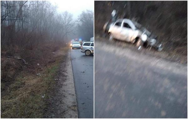 Accident mortal în Bihor. Un tânăr a dezrădăcinat cu maşina mai mulţi copaci, s-a răsturnat de mai multe ori pe şosea, apoi a murit, fiind aruncat prin parbriz