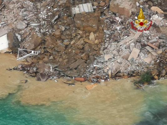 Sicriele s-au prăbușit de la o înălțime de 50 de metri, în mare, în stațiunea Camolgi