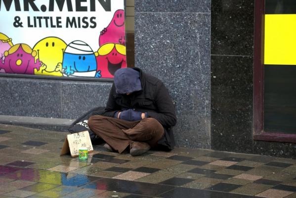 Un om al străzii a murit îngheţat în Milano, deşi în conturi oamenii legii i-au găsit 100.000 de euro