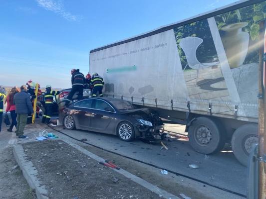 Accident cumplit la Moara Nouă, o femeie a murit în mașina condusă de soțul ei, după ce a fost proiectată într-un TIR