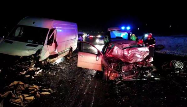 Accident de coșmar la Miroslava, doi morți și un rănit după impactul unui Ford cu o dubiță