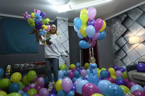 Delia, în culise, printre baloanele primite de ziua ei