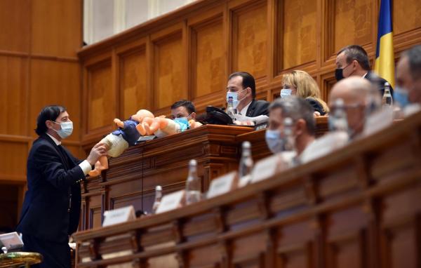 Dezbatere cu scandal în Parlament pe marginea bugetului de stat. Cîțu: Eliberăm bugetul de furtul PSD-ist