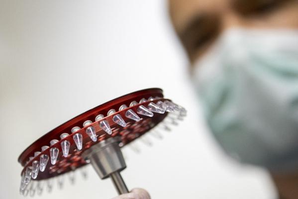 Alte 65 de cazuri de infectare cu tulpina britanică de coronavirus, depistate de Universitatea din Suceava