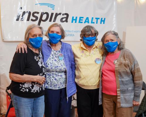 Patru surori în vârstă și-au făcut vaccinul la Inspira Health Medical Center