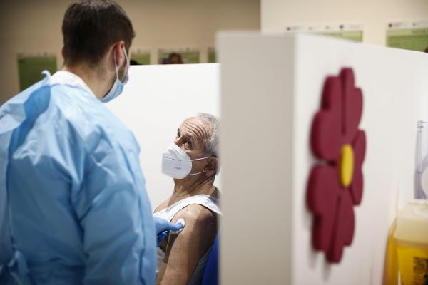 Un bărbat primește o doză din vaccinul anti Covid Pfizer/BioNTech