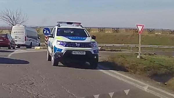 Momentul în care un polițist conduce autospeciala Poliției pe contrasens în Tecuci. L-au prins colegii lui