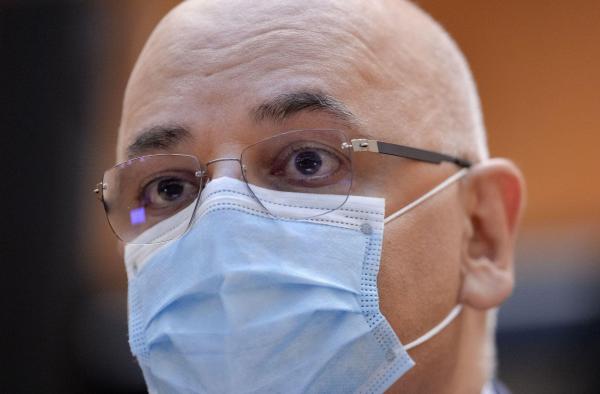 Raed Arafat purtând mască, în timpul unei conferințe de presă