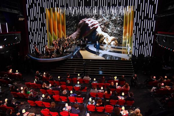 Protest fără precedent la premiile Cesar, în Franţa. O actriţă s-a dezbrăcat pe scenă, în sala Olympia din Paris