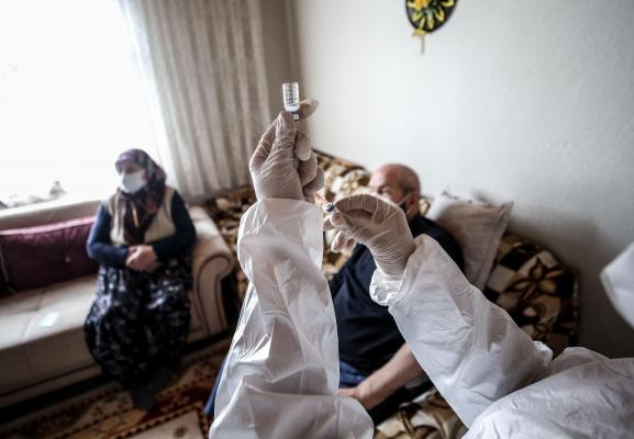 Simptome „extrem de neobișnuite” la o daneză de 60 de ani, care a murit după ce a primit vaccinul AstraZeneca