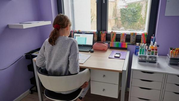 O fetiţă româncă din Italia a murit fulgerător la doar 14 ani, în fața calculatorului. Copila încerca să se conecteze la cursurile online