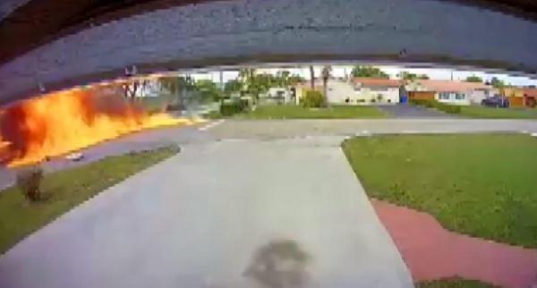 Accident aviatic, surprins de o cameră de supraveghere de la interfonul unei uși, în Florida