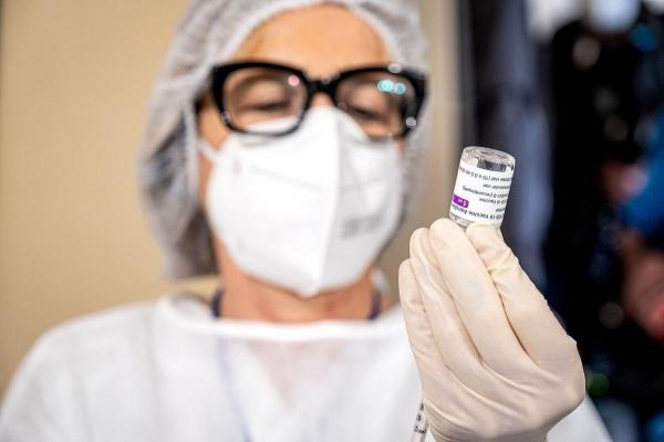 Oamenii de știință cercetează noi teorii despre legătura dintre vaccinul AstraZeneca şi cheagurile de sânge