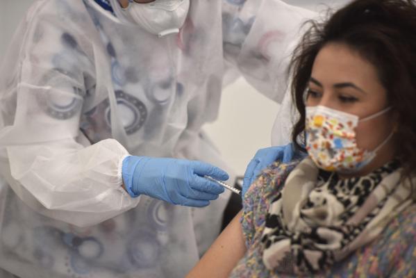1.000 de români s-au infectat cu Covid-19, după a doua doză de vaccin. Un singur caz mai grav