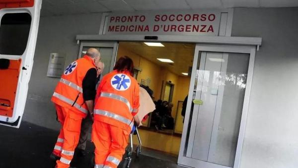 Tănără româncă, înjunghiată de propria fiică în Italia. Copila de 14 ani a atacat-o pe femeie după ce şi-a încuiat surorile în baie