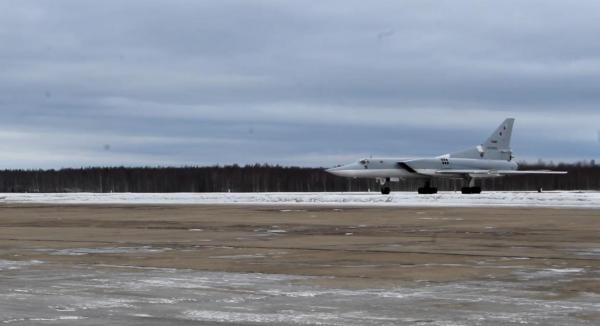 Accident bizar în Rusia. Trei militari au murit după ce s-au catapultat accidental dintr-un bombardier aflat la sol