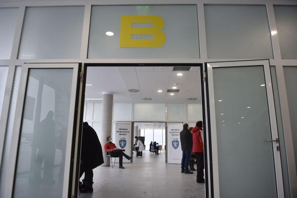 Persoane care își asteapta randul la vaccinare impotriva COVID-19