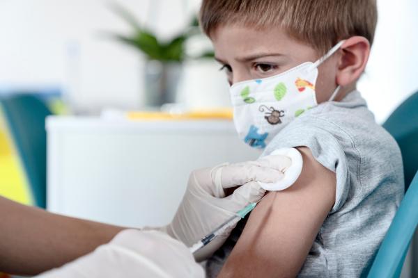 Un copil de cinci ani este vaccinat cu serul anti-Covid de la Pfizer