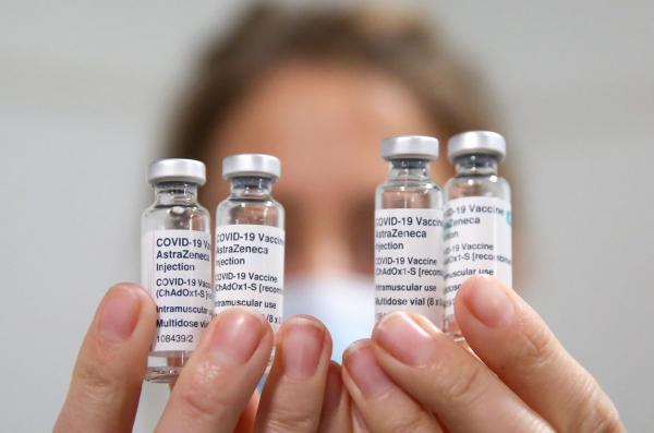 Vaccinul AstraZeneca și-a schimbat numele