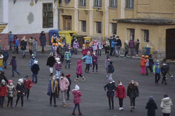 O elevă din Sângeorz-Băi, găsită inconştientă în şcoală. Adolescenta a fost transportată la spital