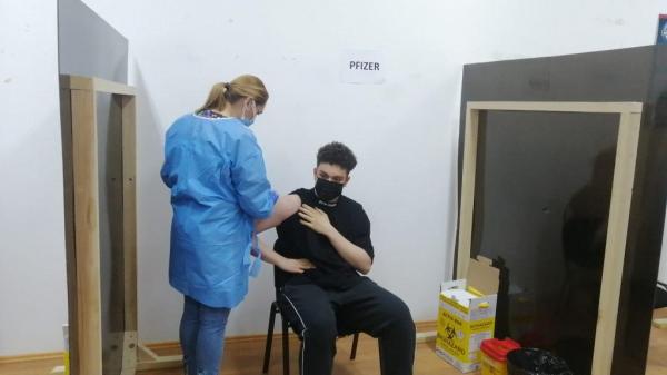 Cel mai tânăr român care s-a imunizat până în acest moment: un adolescent de 16 ani din București