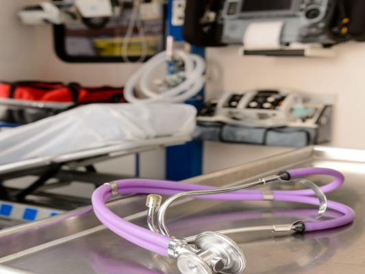 Stetoscop pe o masă într-un salon de primiri urgențe al spitalului