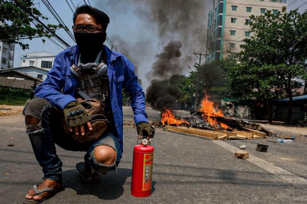 Protestatarii ard cauciucuri în timp ce se adună pentru a-și continua protestul împotriva loviturii de stat militare