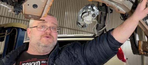 Noua Dacia Duster a fost dezasamblată de bloggerii ruși pentru a vedea cât de calitativă este: „Un fruct al iubirii francezilor și românilor”