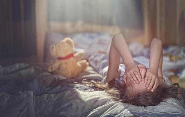 Părinţi din Neamţ arestaţi, după ce şi-au abuzat şi batjocorit proprii copii. Micuţii, supuşi la orori inimaginabile de cei care trebuiau să-i crească
