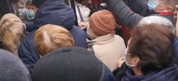 Vasluienii au dat năvala la deschiderea unei cofetării din oraş. Oamenii au uitat de orice distanţare socială