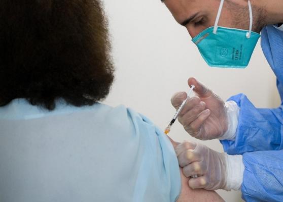 CEO-ul Pfizer anunţă că ar putea fi necesară şi a treia doză de vaccin Covid, apoi vaccinare anuală