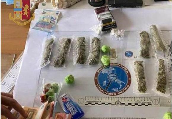 Românul prins cu droguri asupra sa, în Italia, are 34 de ani