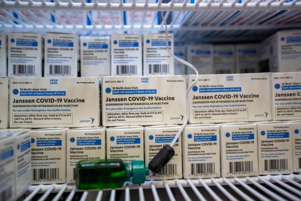 WSJ: Johnson & Johnson le-a propus rivalilor o alianță pentru a investiga cazurile de tromboze. Pfizer și Moderna au refuzat