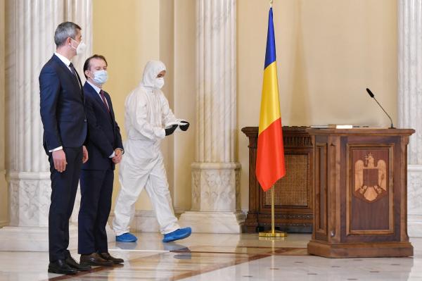 Dan Barna (S) si Florin Citu (D) discuta in timpul ceremoniei de depunere a juramantului de investitura a membrilor Guvernului Romaniei, desfasurata la Palatul Cotroceni, miercuri, 23 decembrie 2020