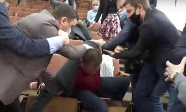 Bătaie cu pumni şi îmbrânceli la şedinţa Consiliului Municipal din Chișinău