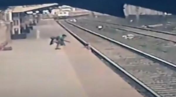 Momente dramatice: Copil salvat din faţa trenului în ultima secundă, în India