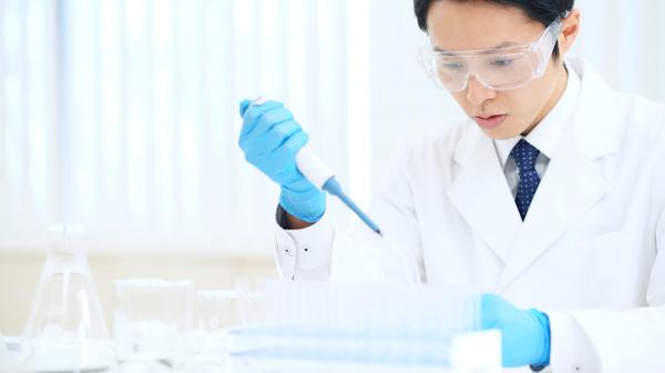 Un cercetător analizează o probă luată în cadrul unui test