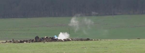 Epava MIG-ului fumegă şi la 23 de ore după prăbuşire. Reacţia sătenilor când au văzut avionul în picaj: ”Ne omora aici!”