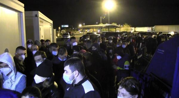 Mii de români se întorc acasă de Paşte. Cozi kilometrice în vămi, oamenii aşteaptă ore în şir ca să intre în ţară