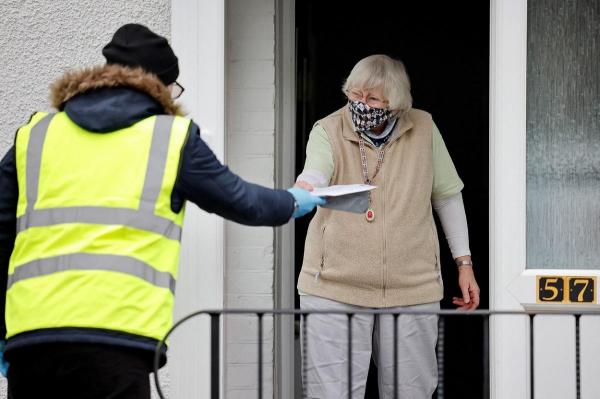 De vineri, testare COVID-19 gratuită pentru toată lumea, în Marea Britanie. Testele vor fi livrate inclusiv la domiciliu