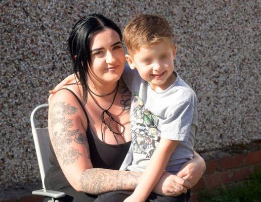 Băiețel de 6 ani, la un pas să moară sufocat în timp ce mama îi tundea părul