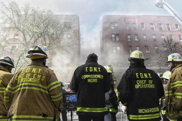 Peste 400 de pompieri se luptă cu un incendiu la un bloc de apartamente din Queens, New York