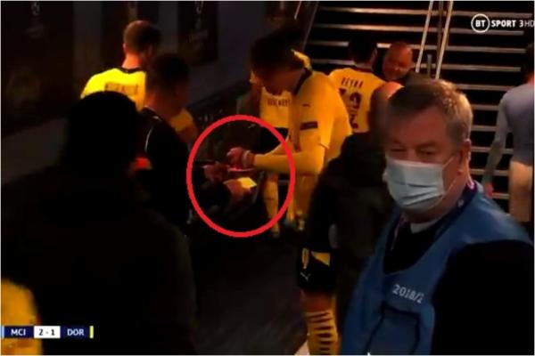 Arbitrul Octavian Şovre, criticat dur după ce a fost filmat pe tunelul de la vestiare cum îi cere un autograf lui Haaland. VIDEO