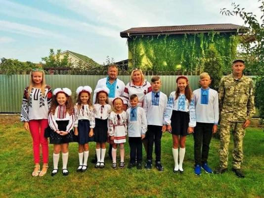 O parte dintre membrii familiei, îmbrăcaţi în costume populare